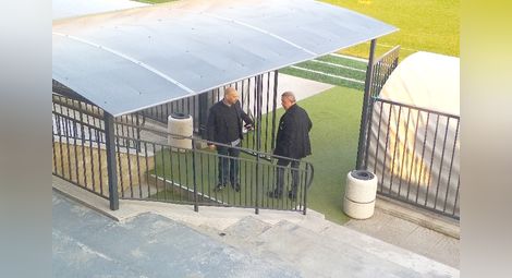 Двама от тримата съдружници се запознаха с клубната база и с играчите по време на вчерашната тренировка. Снимка: Авторът