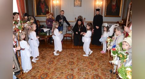 Ангелчета и коледари гостуваха на русенския митрополит Наум