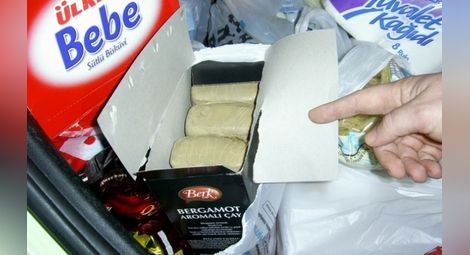 Близо 8 килограма хероин скрити в кутии от сладки и баклава