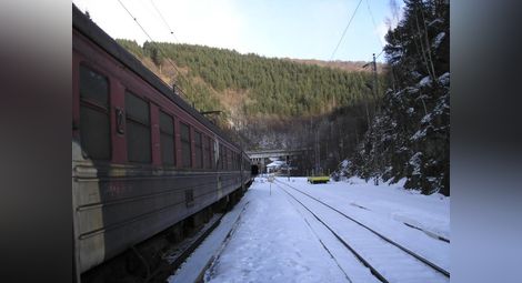 Студът пука жп релси в Швейцария