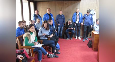 Фенове и футболисти от „Дунав“ дойдоха на сесията, за да проследят как ще се гласува предложението за любимия им отбор.                                                                           Снимка: Русе Медиа