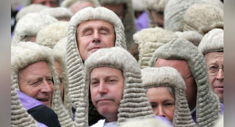 Британските адвокати стачкуват за първи път в историята