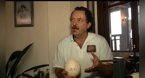 Американец гравира картата на България върху щраусово яйце