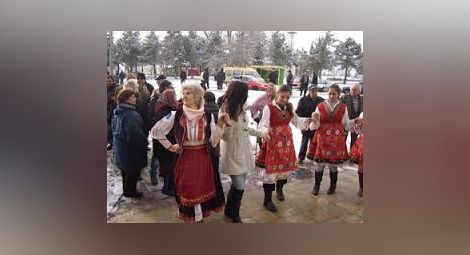 Иваново празнува имен ден с хоро  и къпане на Царя на коледарите 