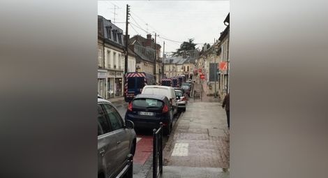 Терористи са се барикадирали в къща на 57 км от Париж