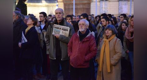 Русенски художник протестира във  Франция с Charlie Hebdo в ръка