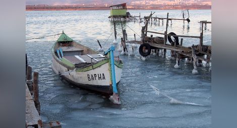 Лед скова рибарските лодки във Варненското езеро