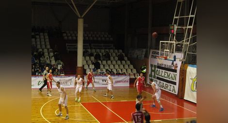 Мъжкият баскетболен "Дунав" започна 2015 г. с домакинска загуба