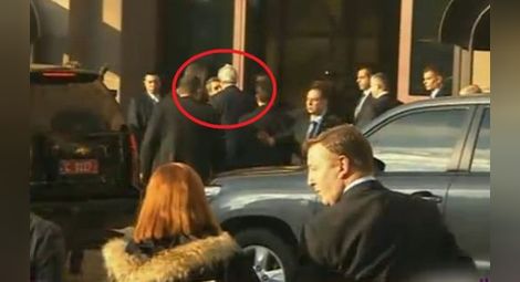 Плевнелиев посрещна лично Кери на входа на президентството