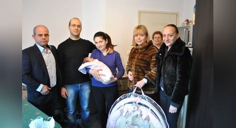 Кметът Стоилов ориса и дари Бебе 2015 Владимира
