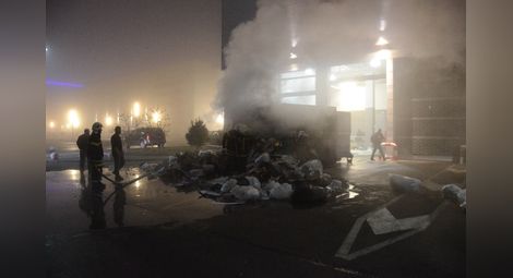 Контейнер за отпадъци се запали до „Мол Русе“