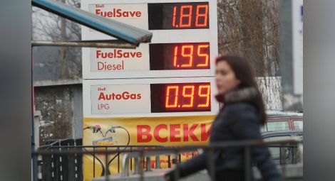 Цените на горивата падат, шофьорите искат още