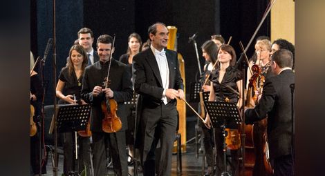 Фестивалният оркестър и виртуозният цигулар Светлин Русев ще свирят под диригентството на Емил Табаков. 