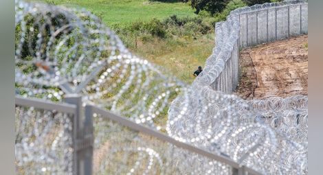 Строим оградата по границата без обществена поръчка