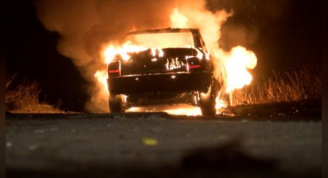Огън и взрив заради автомобил в Казанлък