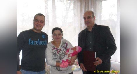 Община Бяла засипа с подаръци бебето на 2013-та Михаела