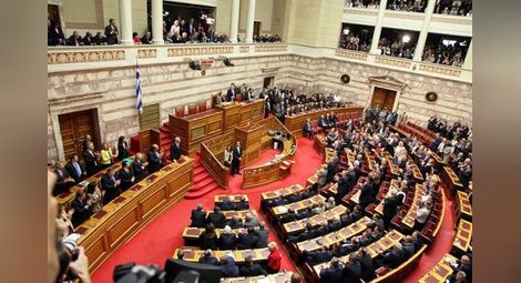Гърция поиска депутатите да върнат януарските си заплати