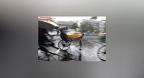 Китайка влачи майка си с рикша 12 000 км