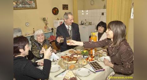Колеги от МВР отрупаха с подаръци 90-годишната рожденичка Еленка Цанева