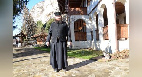 Единственият монах в Басарбовския манастир загърбил поезията и суетата заради вярата