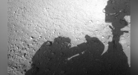 Нова снимка: Човешка сянка мърда до Кюриосити на Марс