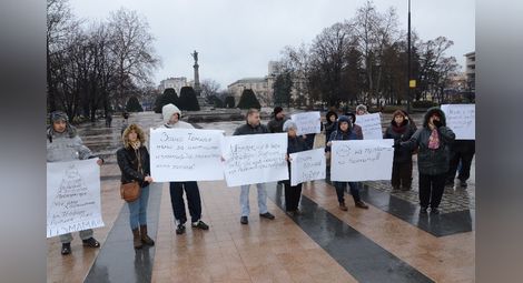 Протестиращи от „Теодора“: Променете законите, които позволяват да се вършат измами