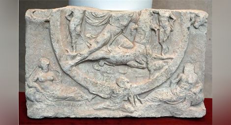 Извадиха плоча на бог Митра за 1 млн. евро от калта в Герман