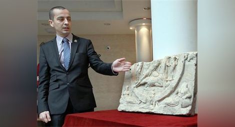 Извадиха плоча на бог Митра за 1 млн. евро от калта в Герман