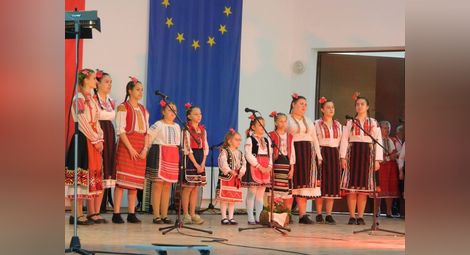 Самодейци от 13 села пяха и танцуваха  за 40-ия рожден ден на община Иваново
