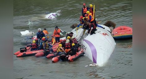 Отказали и двата двигателя на падналия тайвански самолет
