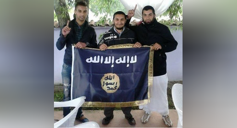 Имамът на Харманли Ремзи Хасан развя знамето на "Ислямска държава"