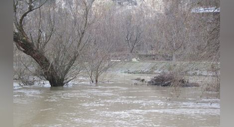 Река Стряма скъса дига, може да залее цяло село и АМ "Тракия"