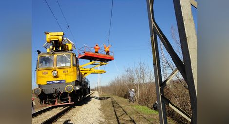 Екипи на ЕНЕРГО-ПРО подмениха проводници от въздушната електрическа мрежа, пресичаща жп линията София-Варна