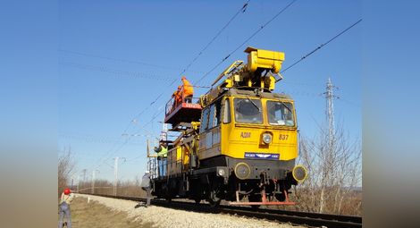 Екипи на ЕНЕРГО-ПРО подмениха проводници от въздушната електрическа мрежа, пресичаща жп линията София-Варна