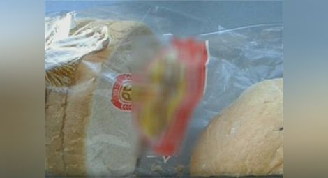 Клиенти се оплакаха от хляб с буболечка, сирене с пластмаса и карначе с дупка