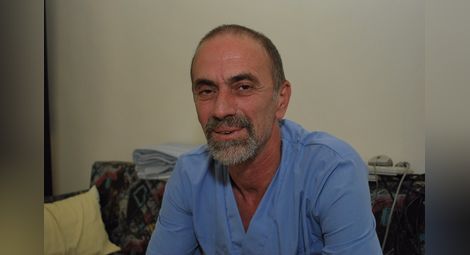 Д-р Стоянов излиза от Общото събрание на болницата