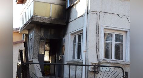 Пожар изпепели мебели на първи етаж в къща на „Тича“