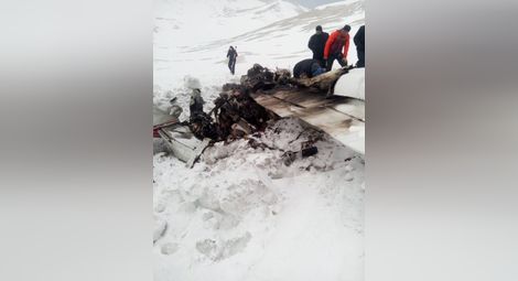 Първи СНИМКИ и ВИДЕО от рухналия върху снежните чукари български самолет