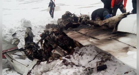 Първи СНИМКИ и ВИДЕО от рухналия върху снежните чукари български самолет
