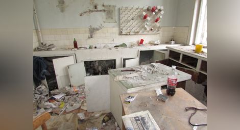 Наркомани и клошари окупират бившите лаборатории на РЗИ в центъра на Русе