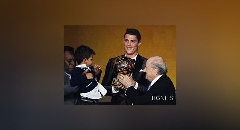 Кристиано Роналдо e новият носител на "Златната топка" на ФИФА