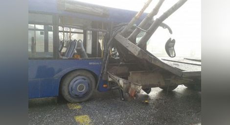 Жесток удар на автобус в камион заради мъгла