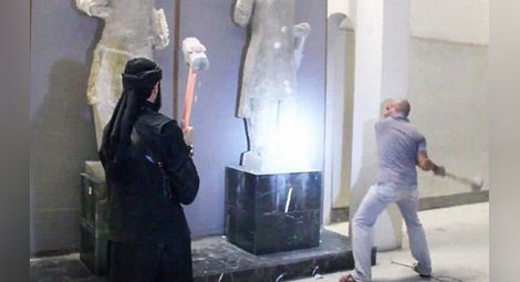 ИД варварски унищожи древни иракски артефакти /видео/
