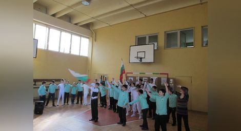 Четвъртокласници от "Васил Априлов" разтуптяха сърцата на учителите