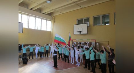 Четвъртокласници от "Васил Априлов" разтуптяха сърцата на учителите