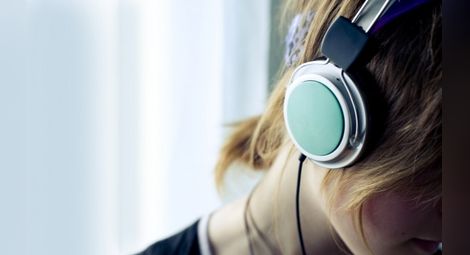 СЗО: Над милиард младежи рискуват да увредят слуха си заради силна музика