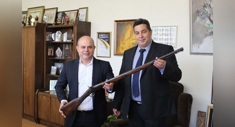 Възрожденска пушка от областния управител за рождения ден на кмета