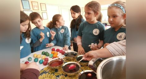 Първолаци от „Тома Кърджиев“ първи боядисаха яйца за Великден