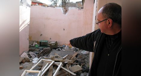 Роми разкулачват за желязо изоставена общинска къща