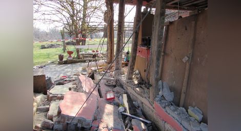 Взрив от газова бутилка събори лятна кухня във Ветово